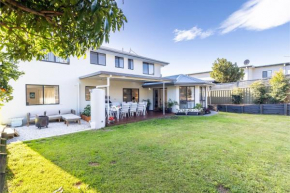 Akoya House 122 Tomaree Rd Pet friendly linen air conditioning WiFi and boat parking